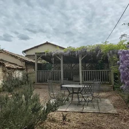 Casa de Férias Meuble De Tourisme - A L'ombre Des Glycines Lezay